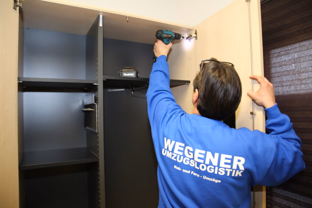 Umzugshelfer montiert einen Schrank