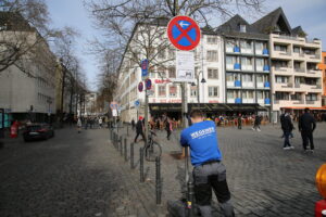 Umzugshelfer stellt eine Halteverbotszone auf