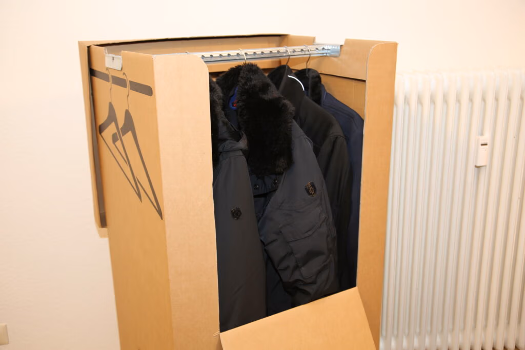 Eine Kleiderbox der Firma Wegener Umzugslogistik