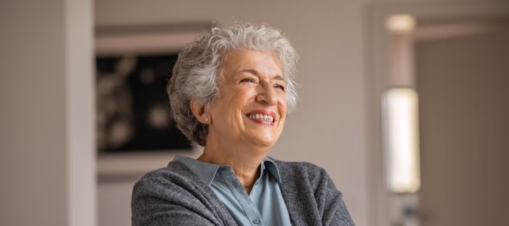 eine glückliche Seniorin beim Umzug