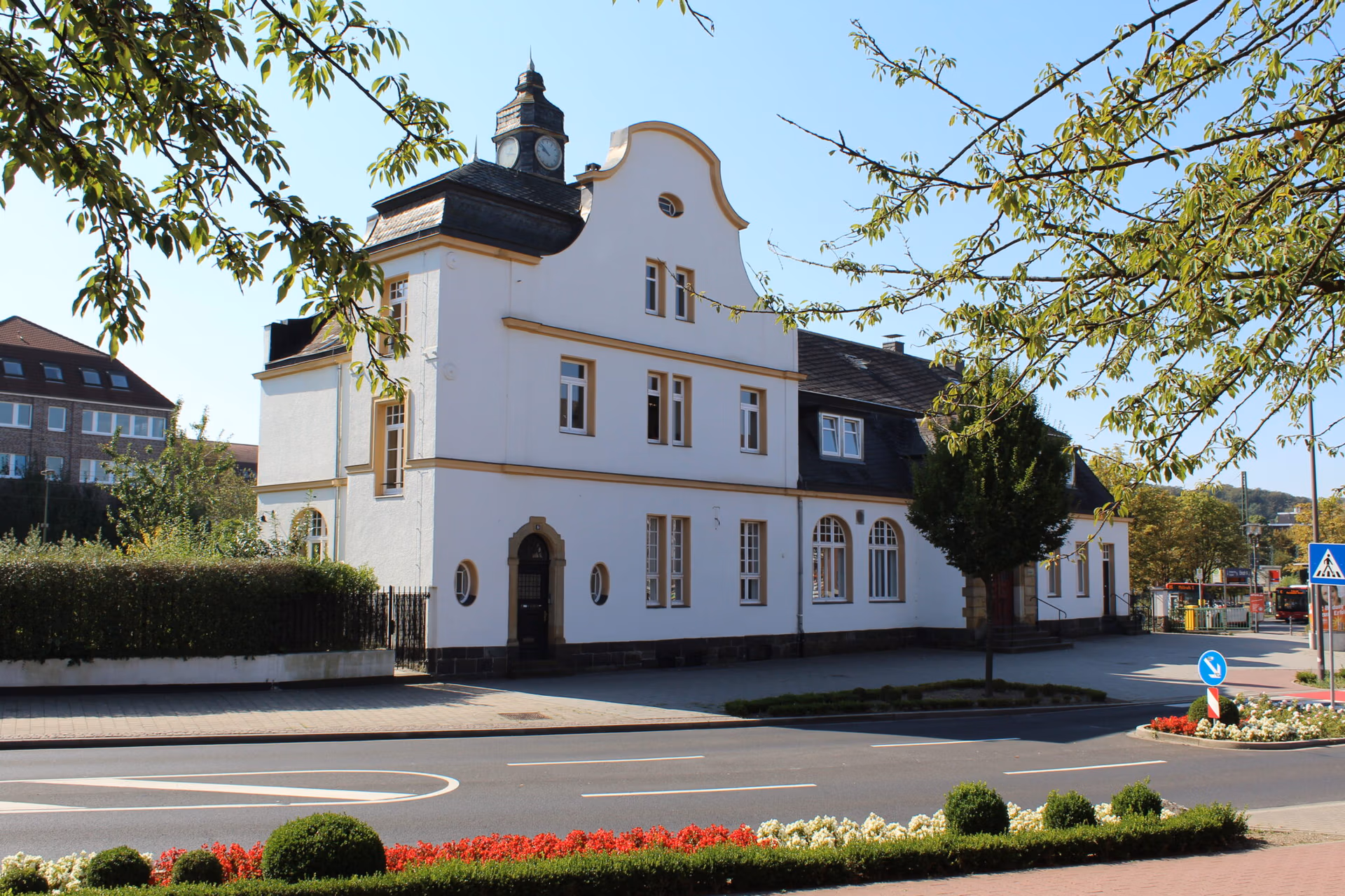 Historisches Verwaltungsgebäude Kaiserhof in Erkrath an der Bahnstraße mit weißer Fassade, Schweifgiebel und Uhrturm – lokaler Bezug für Umzugsdienstleistungen von Wegener Umzugslogistik