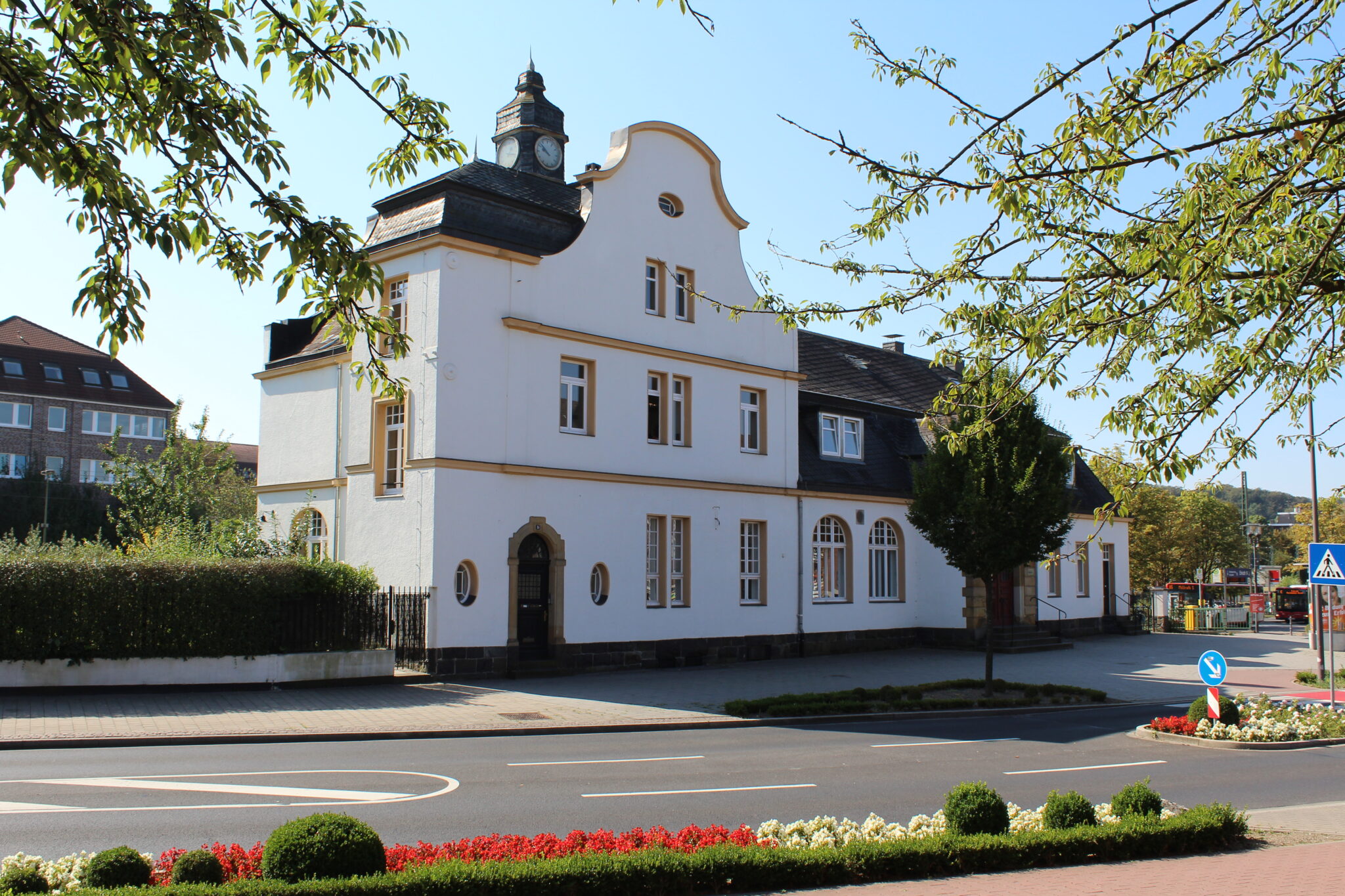 Historisches Verwaltungsgebäude Kaiserhof in Erkrath an der Bahnstraße mit weißer Fassade, Schweifgiebel und Uhrturm – lokaler Bezug für Umzugsdienstleistungen von Wegener Umzugslogistik