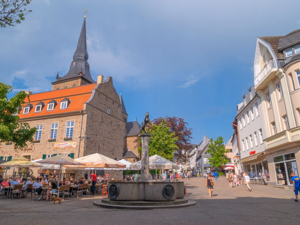 Der Ratinger Marktplatz an einem Sommertag