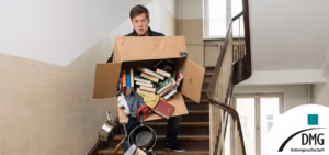 Ein billiger Umzugskarton reißt im Treppenhaus und alles fällt heraus