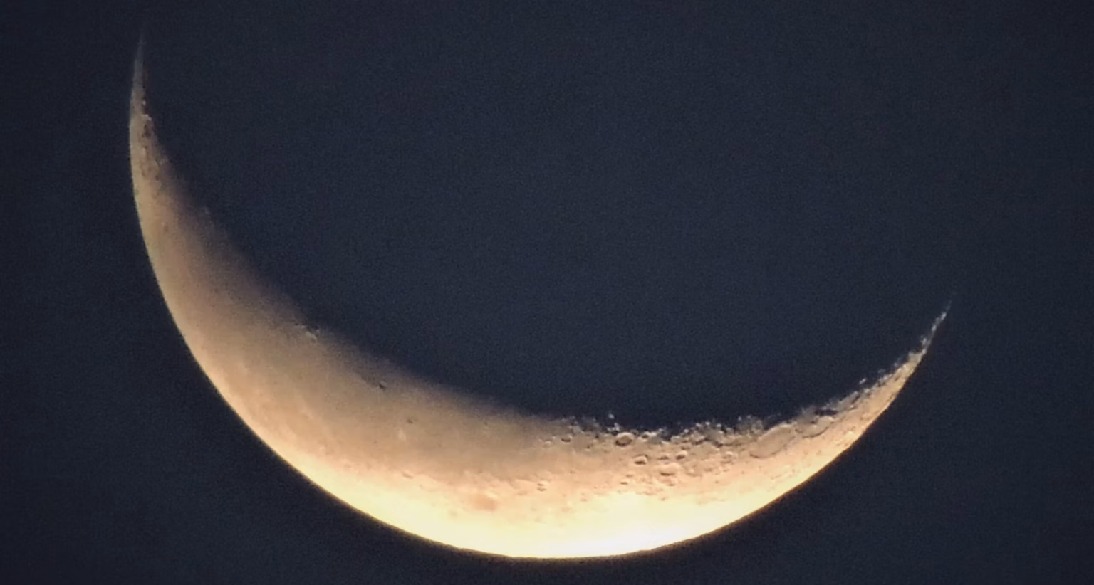 Mondsichel bei Nacht, symbolisch für den ersten Traum nach dem Umzug