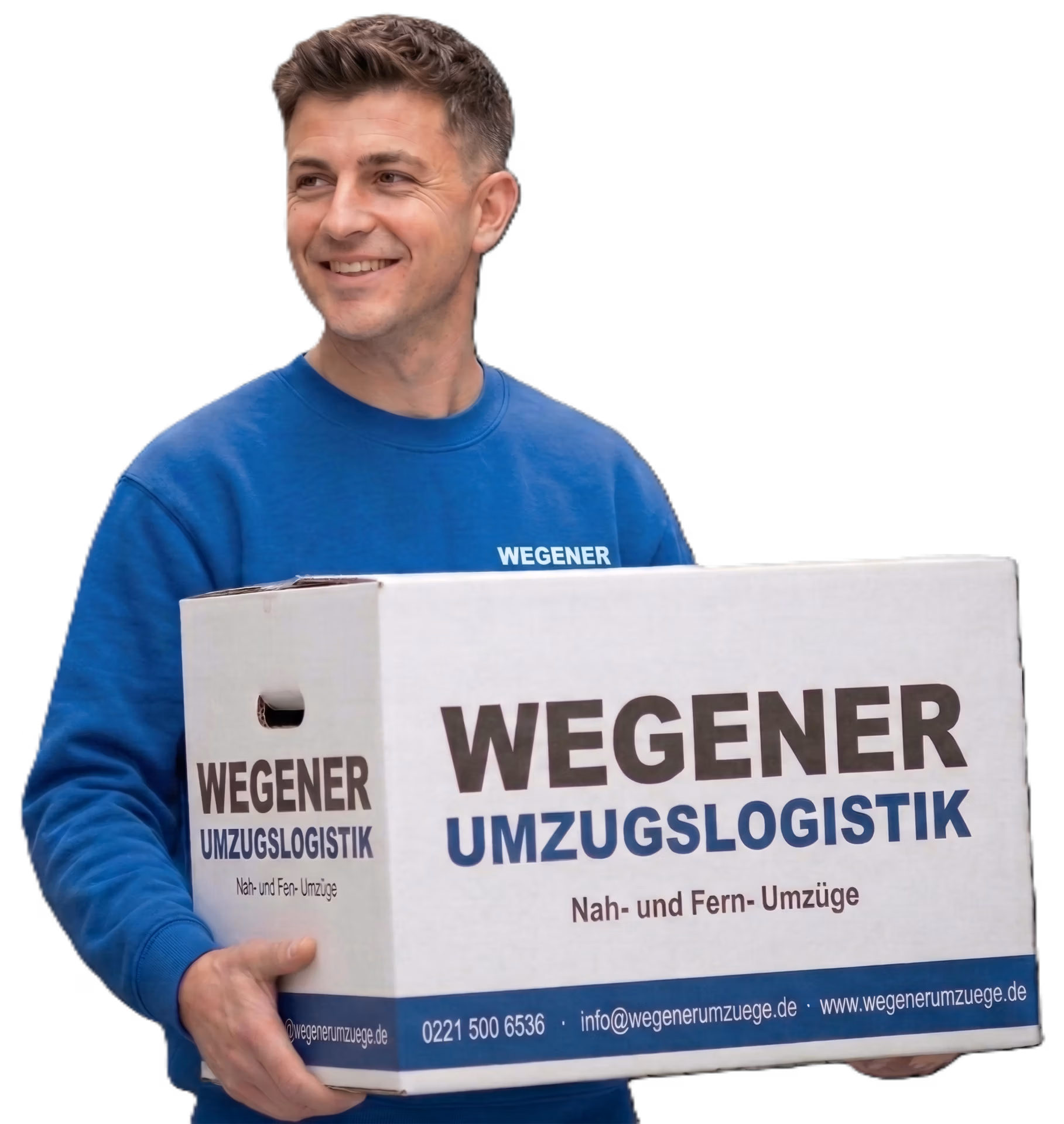 Ein Mitarbeiter der Firma Wegener Umzugslogistik trägt einen Umzugskarton mit Firmenlogo