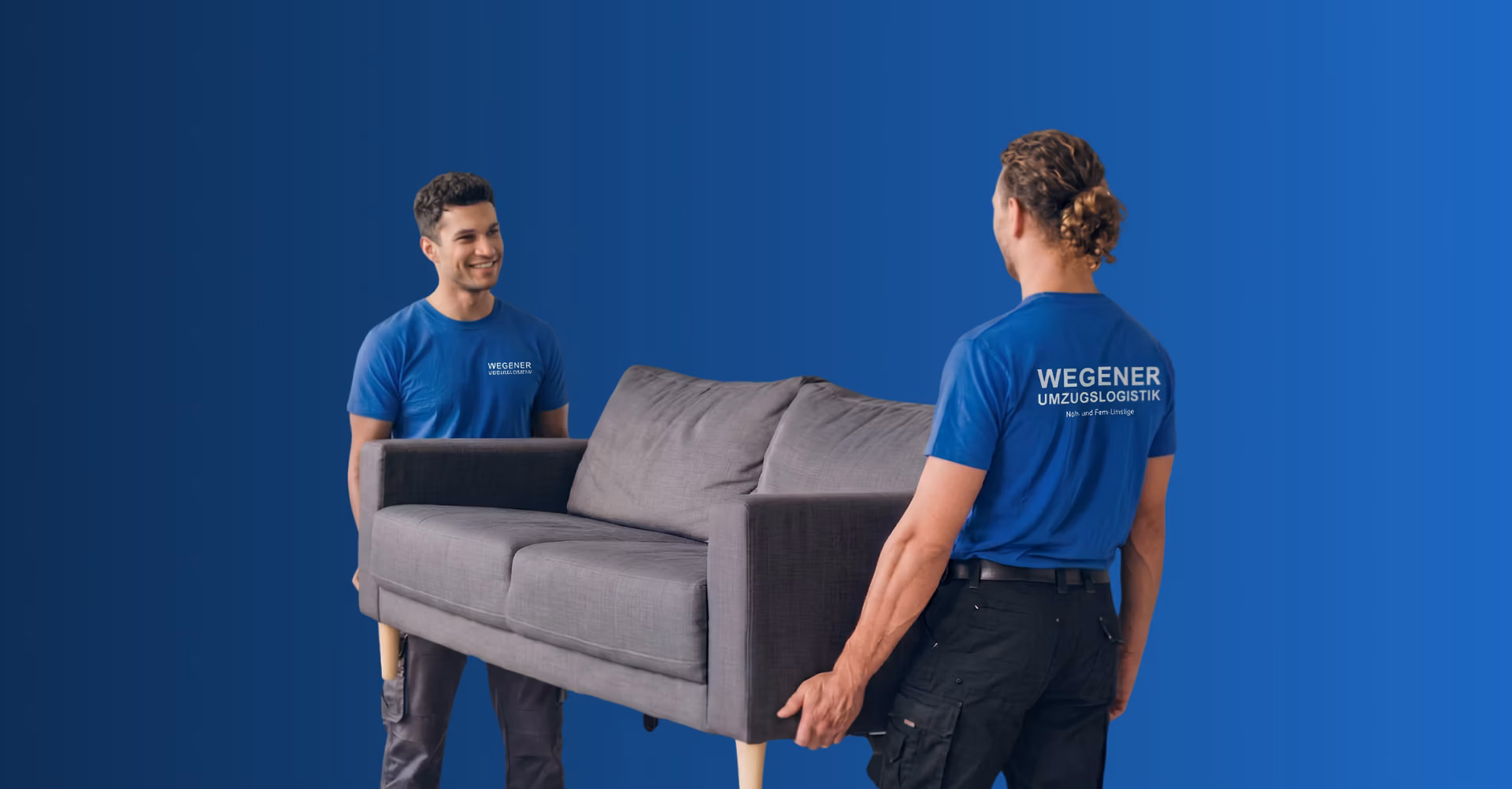 Mitarbeiter der Firma Wegener Umzugslogistik tragen ein Sofa bei einem Privatumzug